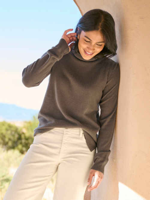 Woman in Classic Cashmere T-Neck poses against clay building in the desert.