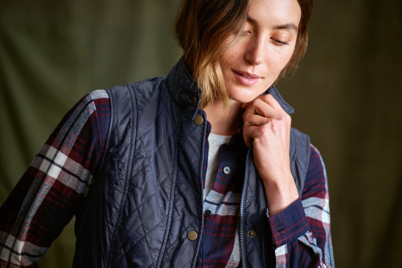 Barbour&reg; Otterburn Gilet - NAVY image number 2