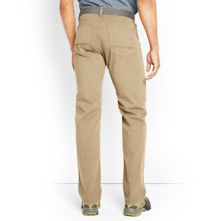 Essentials Athletic-fit 5-Pocket Stretch Twill Pant Hombre 