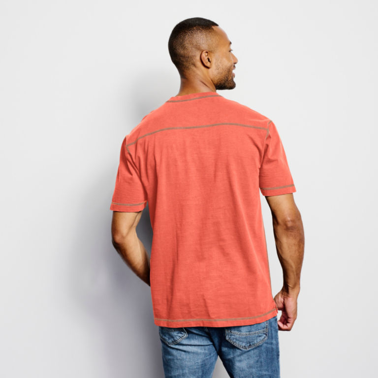 Montana Morning® High V-Neck Short-Sleeved T-Shirt - APRICOT image number 3