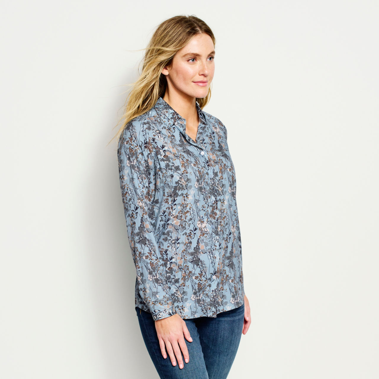 Long-Sleeved Everyday Silk Shirt - MINERAL BLUE WILD FLOWER image number 2
