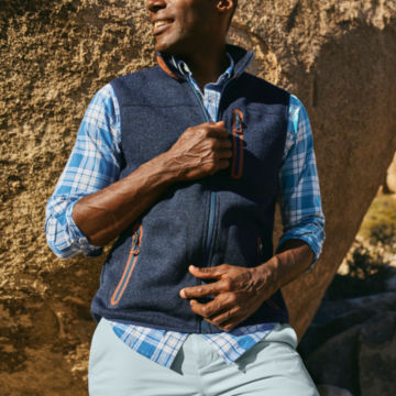 Man zipping up R65™ Sweater Fleece Contrast Vest