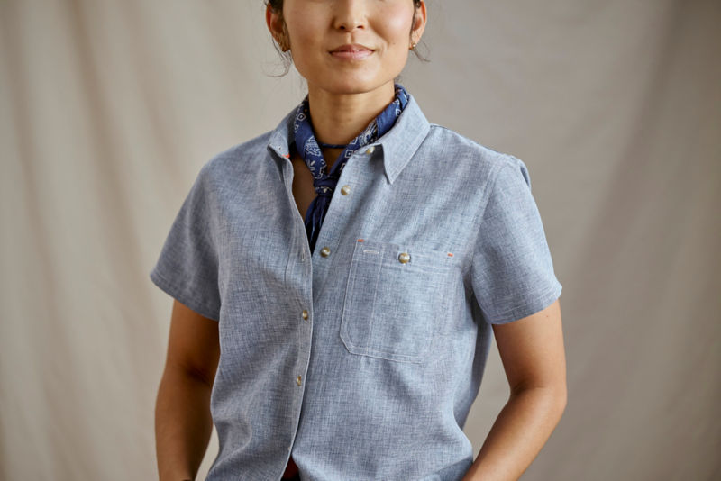 Women&rsquo;s Tech Chambray Short-Sleeve Work Shirt - TRUE NAVY image number 2