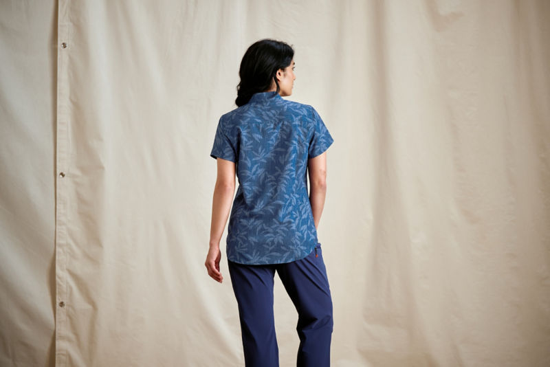 Women&rsquo;s Tech Chambray Short-Sleeve Work Shirt - LAKESIDE STITCH LEAF image number 4