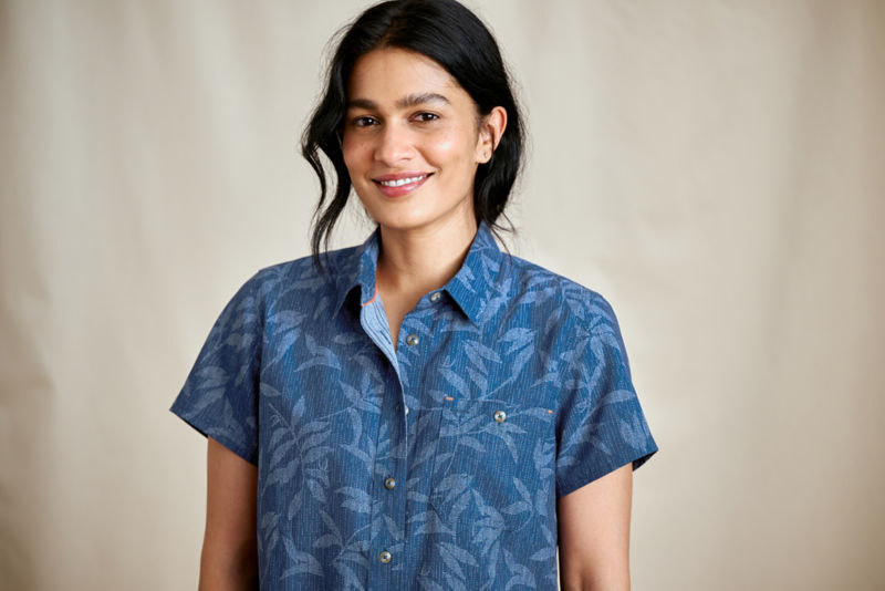 Women&rsquo;s Tech Chambray Short-Sleeve Work Shirt - LAKESIDE STITCH LEAF image number 2
