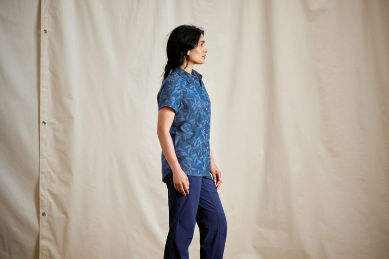 Women&rsquo;s Tech Chambray Short-Sleeve Work Shirt - LAKESIDE STITCH LEAF image number 3
