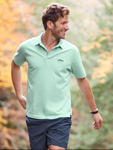 Man wears a polo in nature