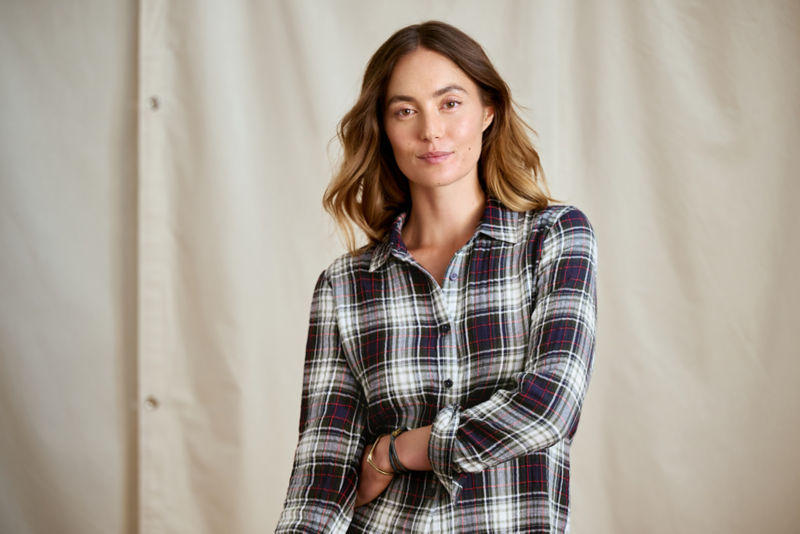 A woman poses in an Every Season Gauze Shirt in front of a white canvas background.