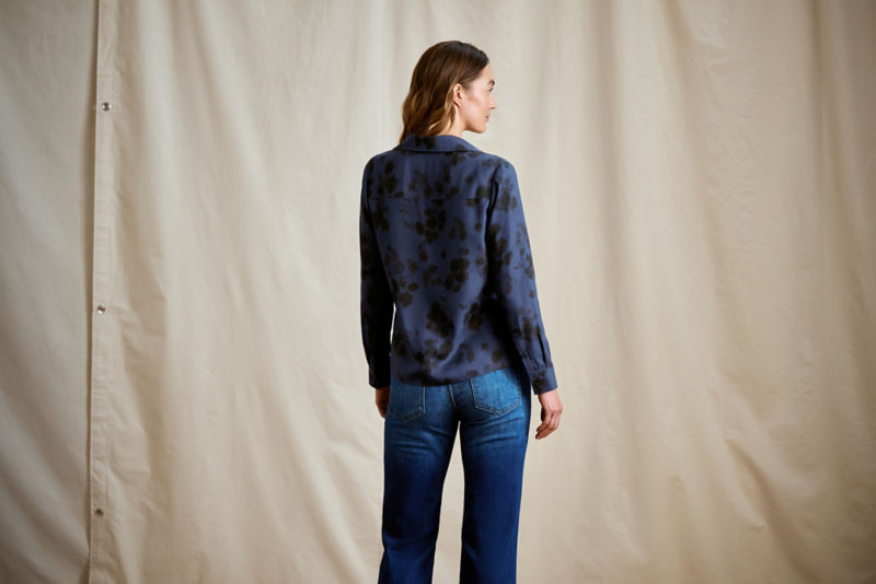 Washable Silk Long-Sleeve Shirt - NAVY BLURRY BOTANICAL image number 3