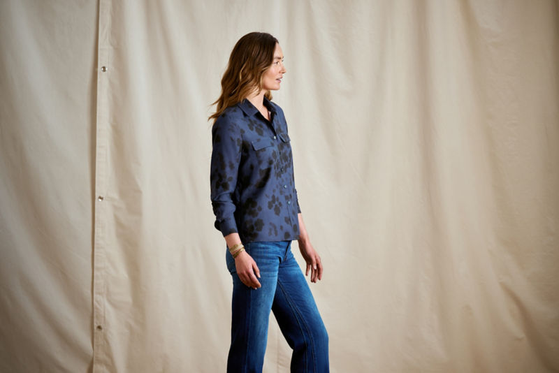 Washable Silk Long-Sleeve Shirt - NAVY BLURRY BOTANICAL image number 2