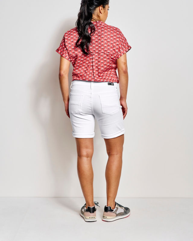 Kut from the Kloth&reg; Catherine Boyfriend Shorts 7" - WHITE MIDRISE image number 3