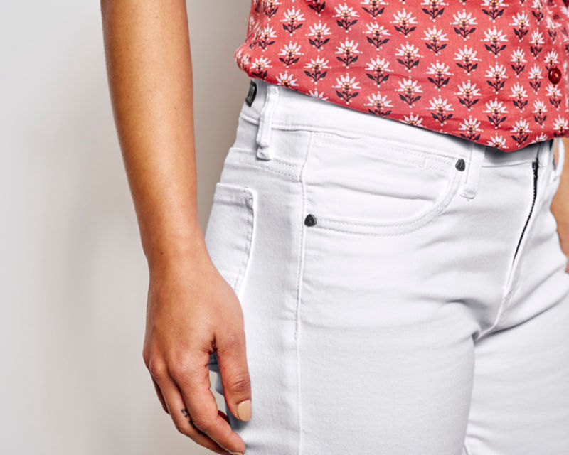 Kut from the Kloth&reg; Catherine Boyfriend Shorts 7" - WHITE MIDRISE image number 1