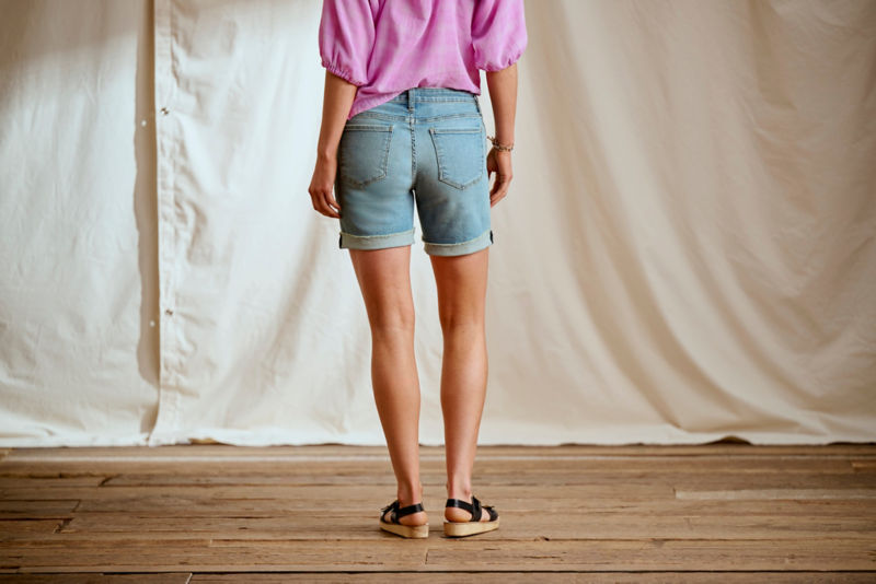 Kut from the Kloth&reg; Catherine Boyfriend Shorts 7" - PRESENT image number 3