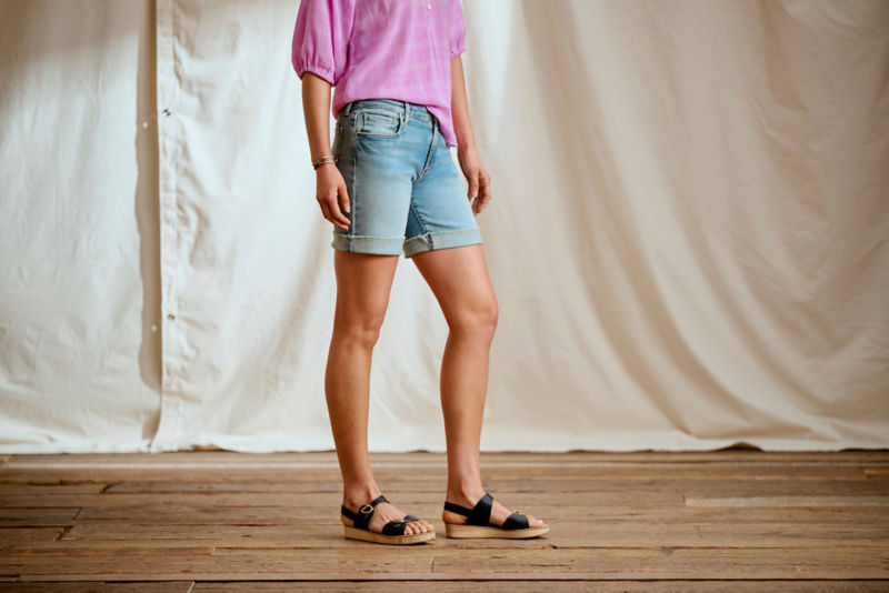 Kut from the Kloth&reg; Catherine Boyfriend Shorts 7" - PRESENT image number 2