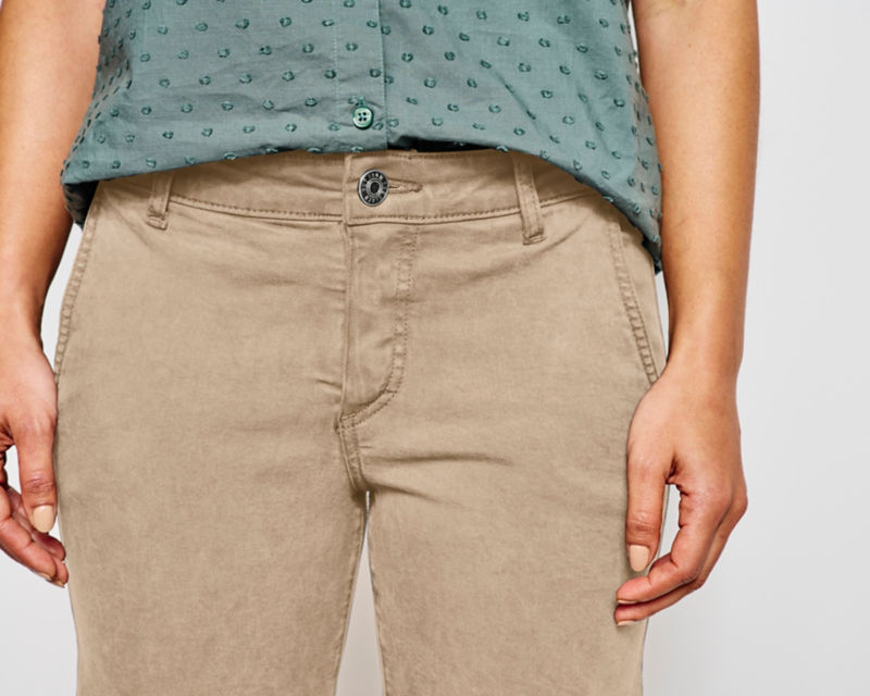 Kut from the Kloth&reg; Stretch Twill Catherine Boyfriend 7" Shorts - DESERT KHAKI image number 4