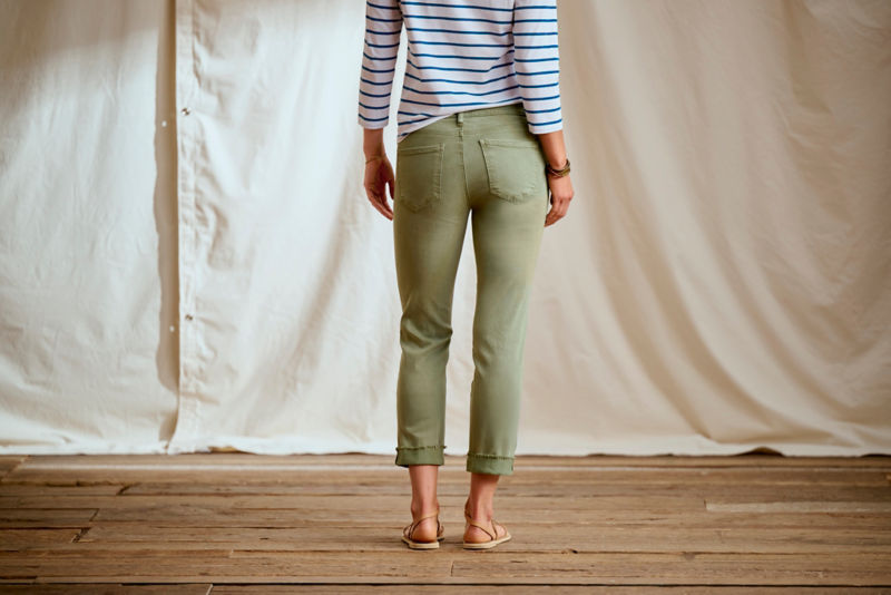 Kut from the Kloth&reg; Amy Stretch Twill Cropped Chinos - OLIVINE EXCLUSIVE image number 3