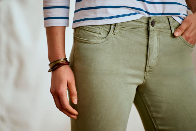 Kut from the Kloth&reg; Amy Stretch Twill Cropped Chinos - OLIVINE EXCLUSIVE image number 1