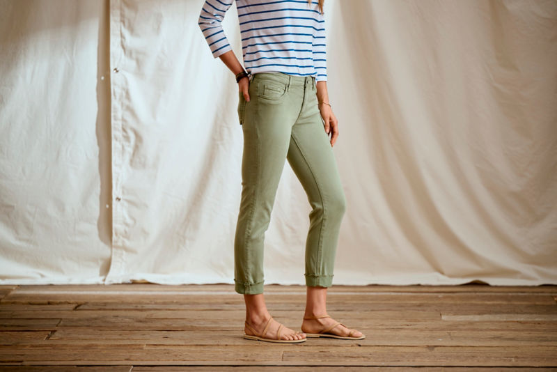Kut from the Kloth&reg; Amy Stretch Twill Cropped Chinos - OLIVINE EXCLUSIVE image number 2