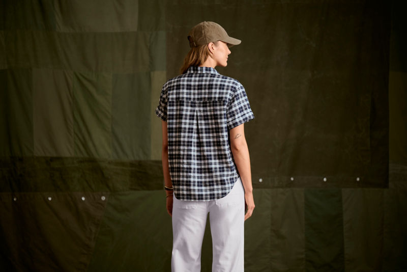 Performance Linen Short-Sleeve Camp Shirt - NAVY PLAID image number 4