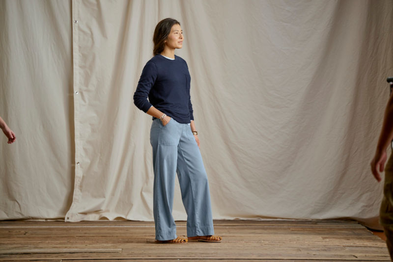 Featherweight Cashmere Crewneck Sweater - TRUE NAVY image number 2