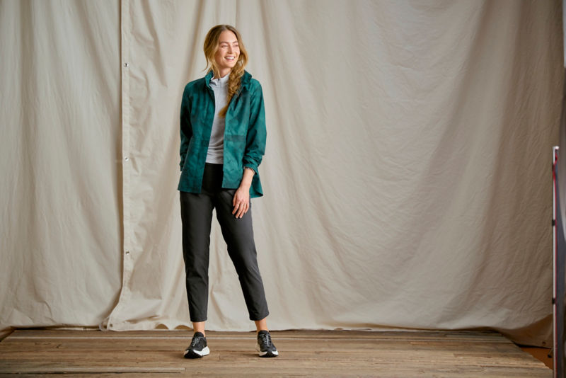 Women&rsquo;s Outbound Pack & Go Jacket - PEACOCK STORM PRINT