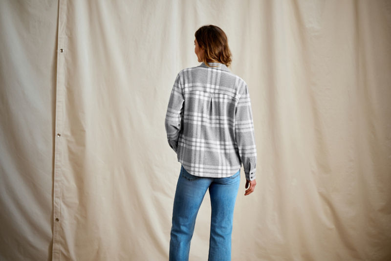 Women&rsquo;s Snowy River Button-Down Long-Sleeve Shirt - LIGHT GRAY/SNOW PLAID image number 4