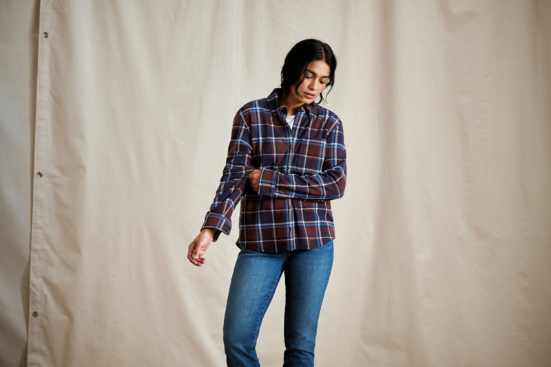 Women&rsquo;s Snowy River Button-Down Long-Sleeve Shirt - RAISIN/BLUE PLAID