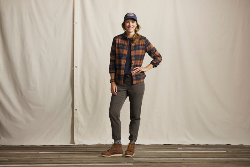 Women&rsquo;s Flat Creek Tech Flannel Shirt - VICUNA/NAVY PLAID image number 3