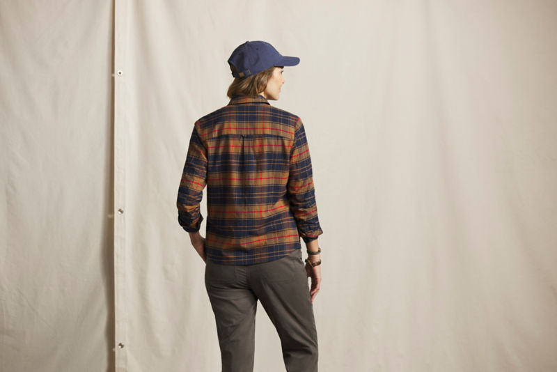 Women&rsquo;s Flat Creek Tech Flannel Shirt - VICUNA/NAVY PLAID image number 2
