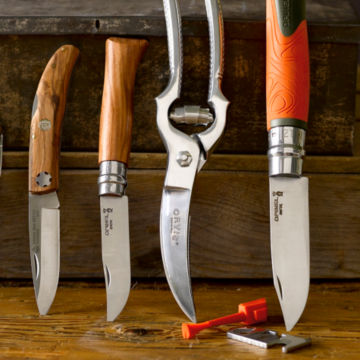 An assorted collection of hunting knives.