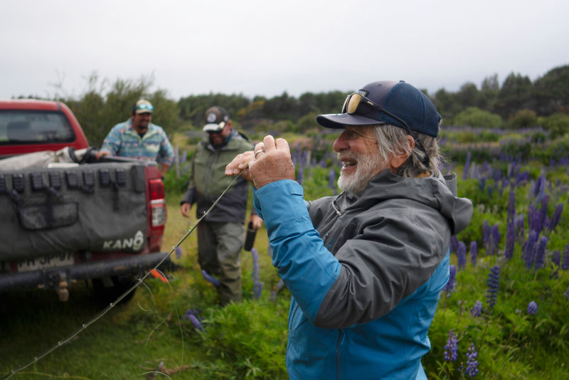 Tom Rosenbauer setting up his fly line on a fly rod in Chile.