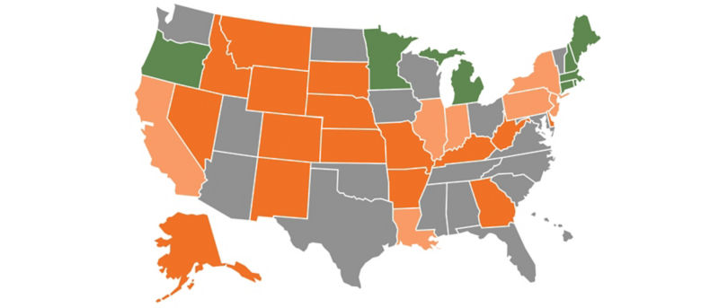 The US map showing which states require car restraints for dogs.